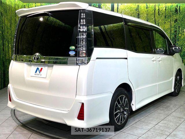 Toyota VOXY 2017-04 6817946-17