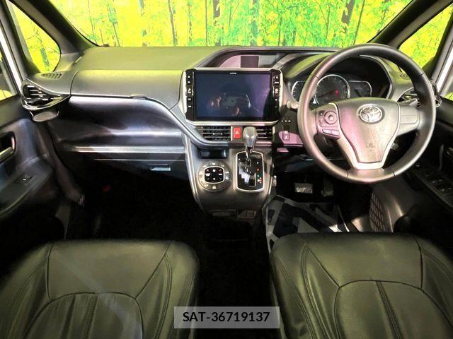 Toyota VOXY 2017-04 6817946-1
