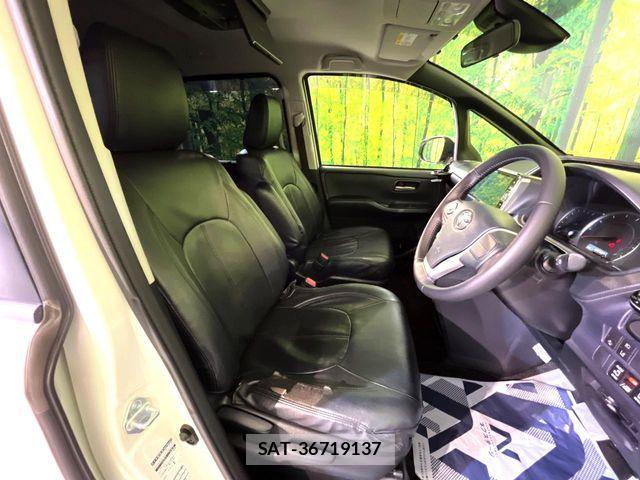 Toyota VOXY 2017-04 6817946-7