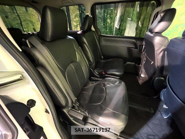 Toyota VOXY 2017-04 6817946-8