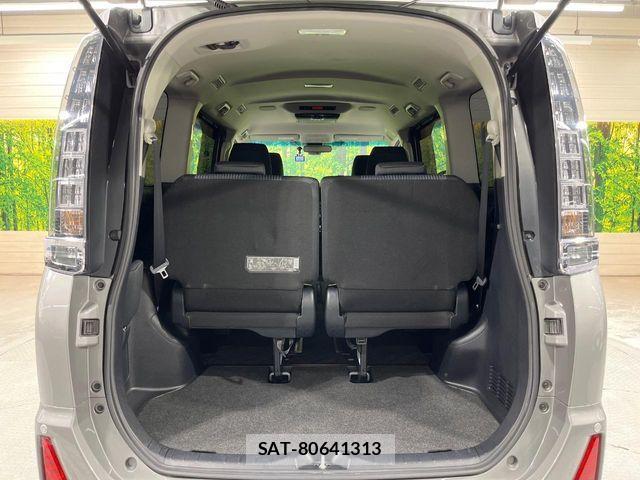 Toyota VOXY 2016-09 6817948-10