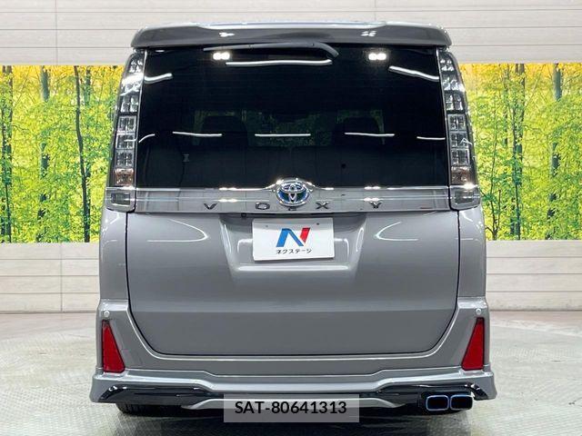 Toyota VOXY 2016-09 6817948-15