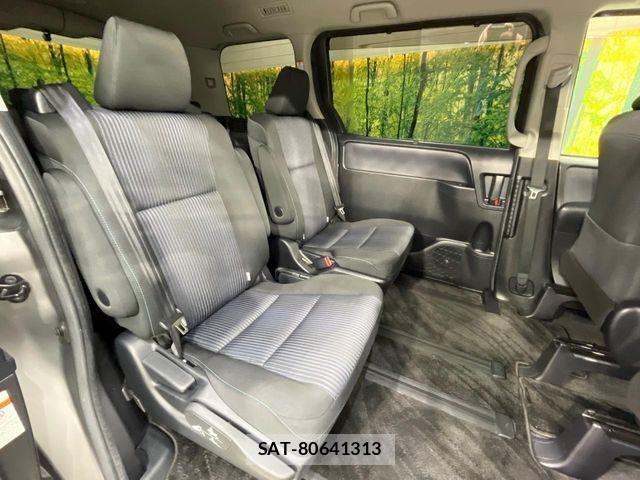 Toyota VOXY 2016-09 6817948-8