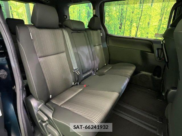Toyota VOXY 2019-10 6817922-8