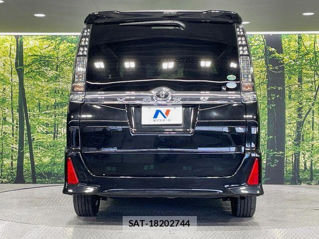 Toyota VOXY 2015-02 6817942-15