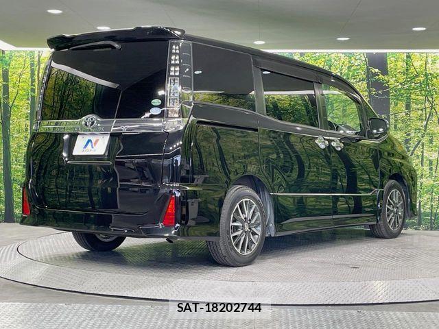 Toyota VOXY 2015-02 6817942-17