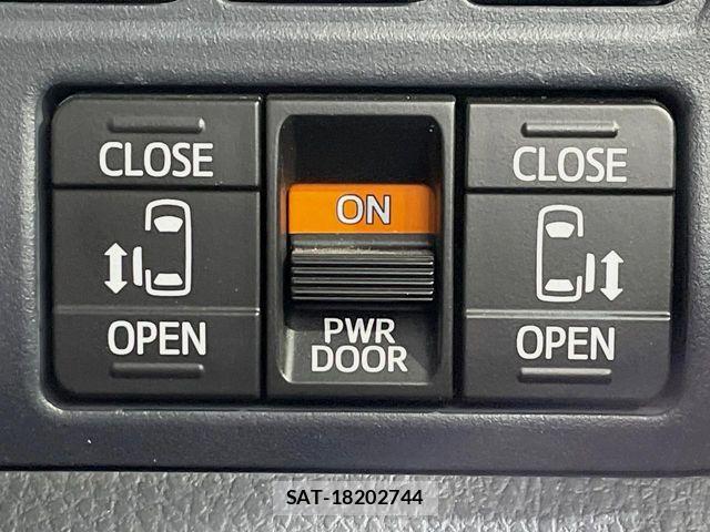 Toyota VOXY 2015-02 6817942-3