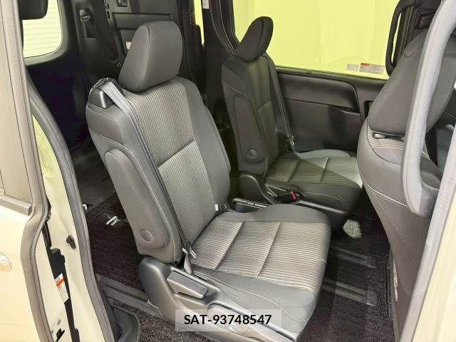 Toyota VOXY 2018-03 6817909-9