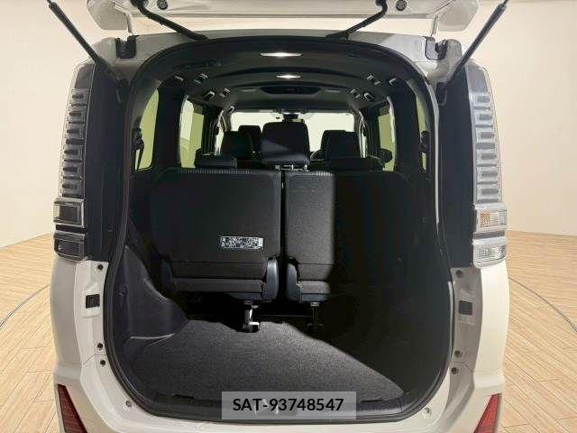Toyota VOXY 2018-03 6817909-11