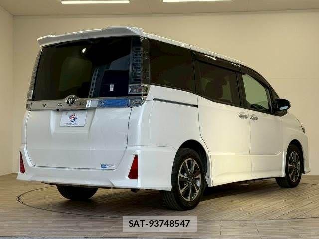Toyota VOXY 2018-03 6817909-15
