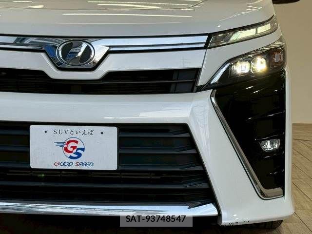 Toyota VOXY 2018-03 6817909-18