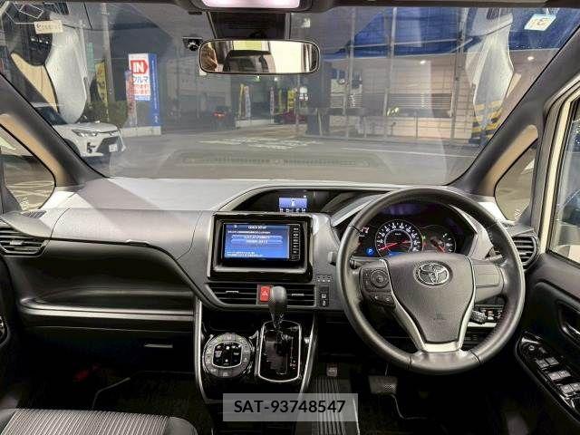 Toyota VOXY 2018-03 6817909-2