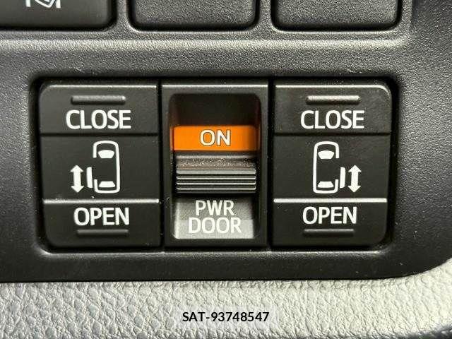 Toyota VOXY 2018-03 6817909-6