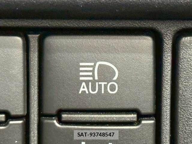 Toyota VOXY 2018-03 6817909-7