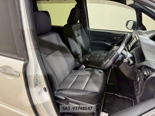 Toyota VOXY 2018-03 6817909-8