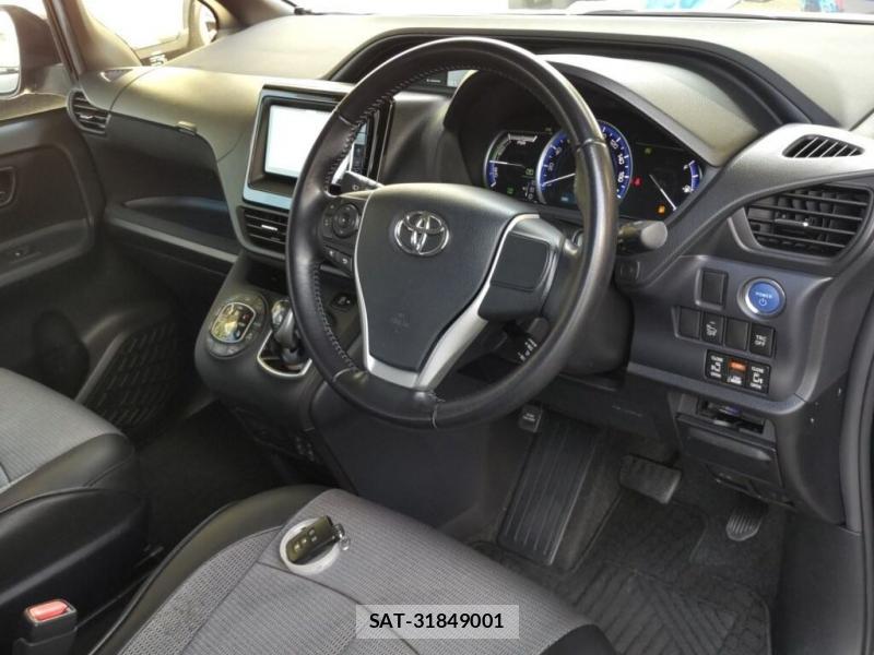 Toyota VOXY 2015 6844768-4