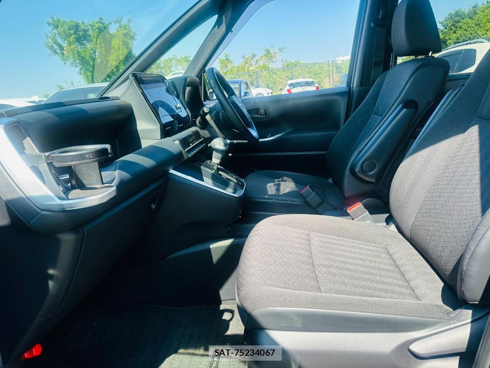 Toyota VOXY 2023 6804172-10