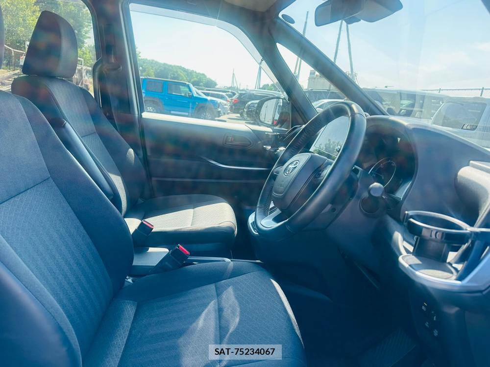 Toyota VOXY 2023 6804172-11