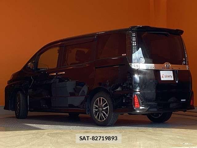Toyota VOXY 2017-02 6915150-14