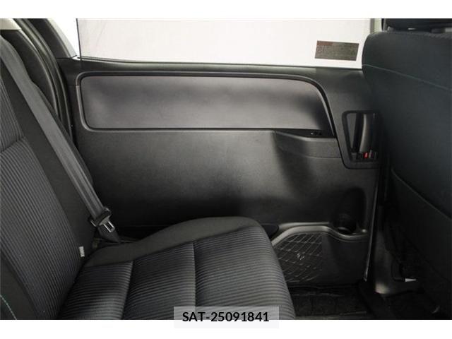 Toyota VOXY 2016-09 6915179-28