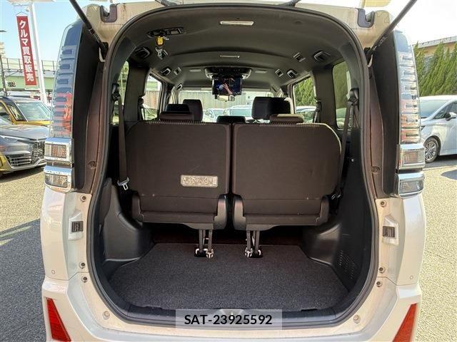 Toyota VOXY 2019-02 6915124-16