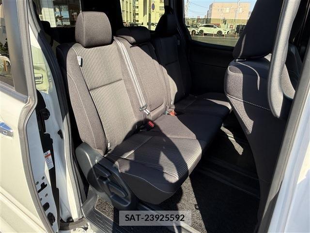 Toyota VOXY 2019-02 6915124-18