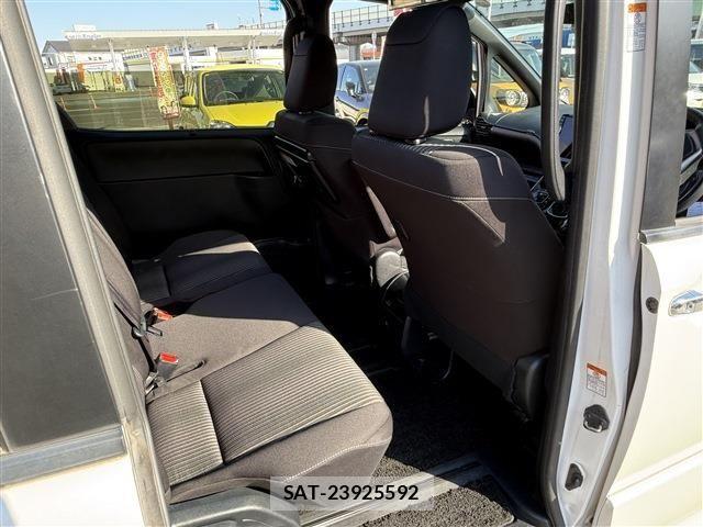 Toyota VOXY 2019-02 6915124-19