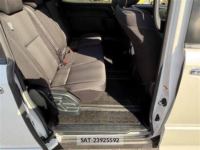 Toyota VOXY 2019-02 6915124-20