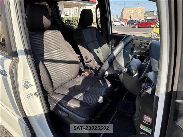 Toyota VOXY 2019-02 6915124-21