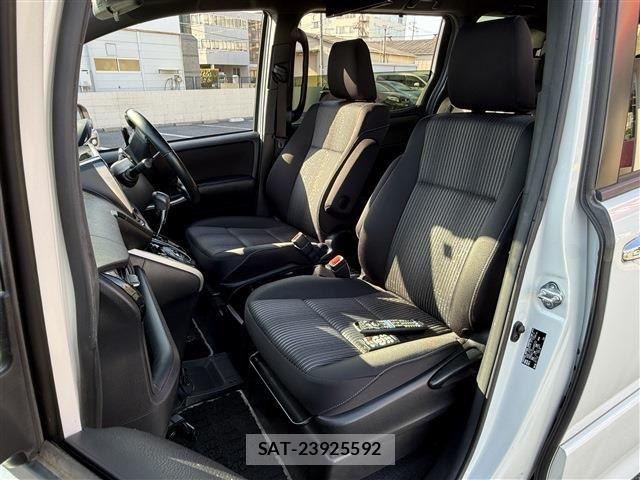Toyota VOXY 2019-02 6915124-24