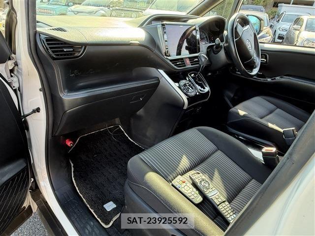 Toyota VOXY 2019-02 6915124-25