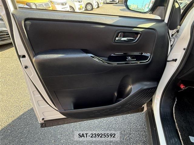 Toyota VOXY 2019-02 6915124-26