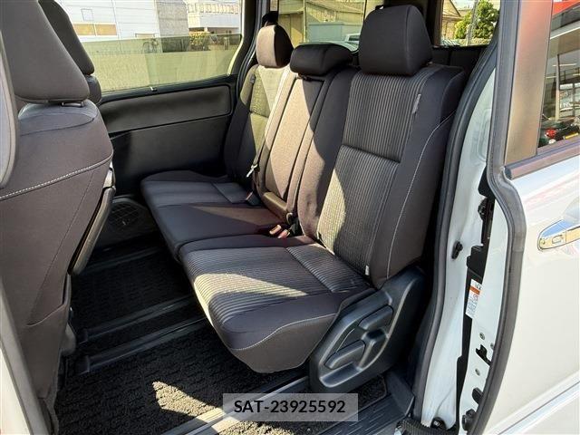 Toyota VOXY 2019-02 6915124-27