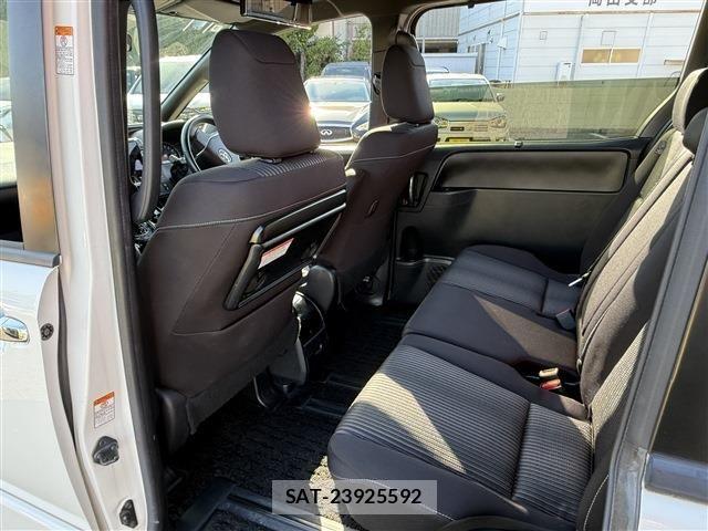 Toyota VOXY 2019-02 6915124-28