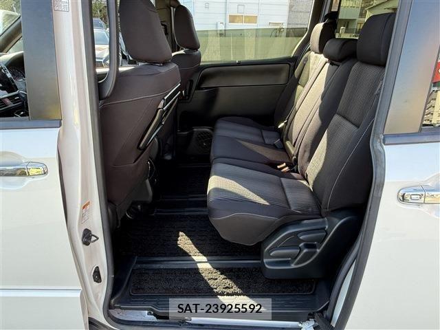 Toyota VOXY 2019-02 6915124-29