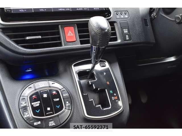 Toyota VOXY 2015-11 6915178-9