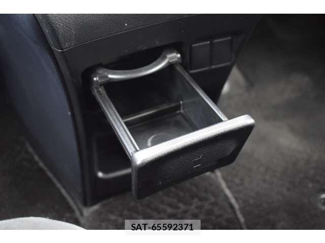 Toyota VOXY 2015-11 6915178-11