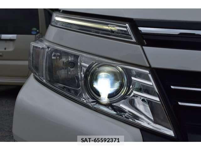 Toyota VOXY 2015-11 6915178-17