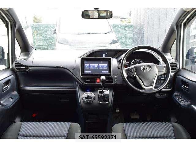 Toyota VOXY 2015-11 6915178-1