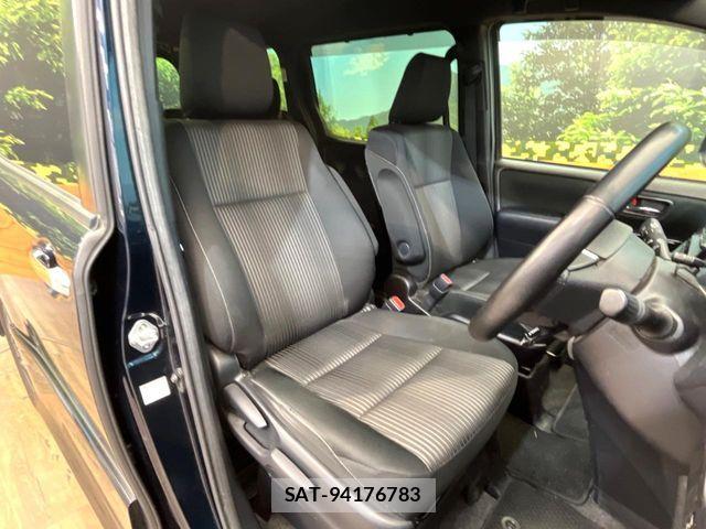 Toyota VOXY 2019-09 6915152-7