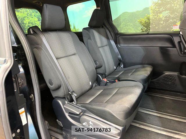 Toyota VOXY 2019-09 6915152-8