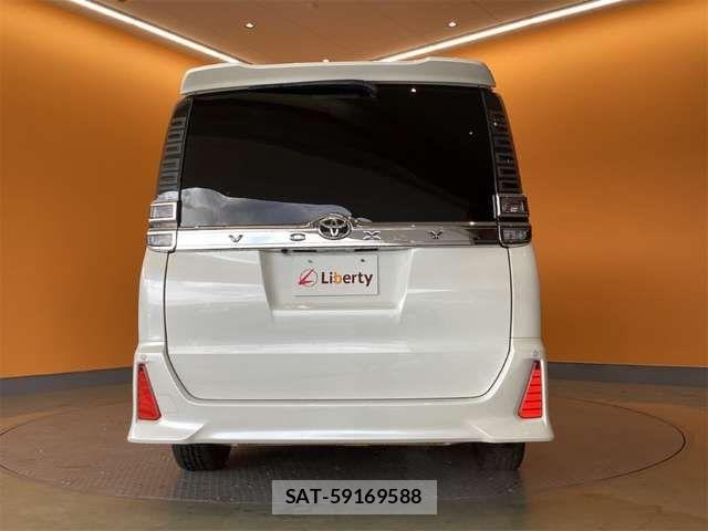 Toyota VOXY 2018-03 6915118-11