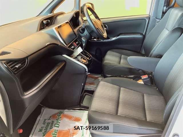 Toyota VOXY 2018-03 6915118-16