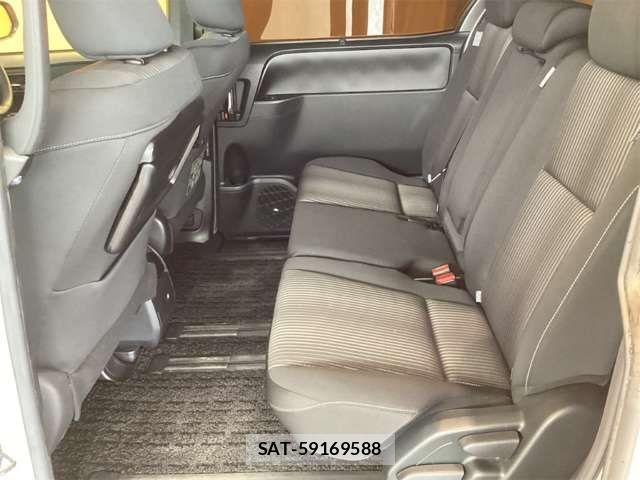 Toyota VOXY 2018-03 6915118-17