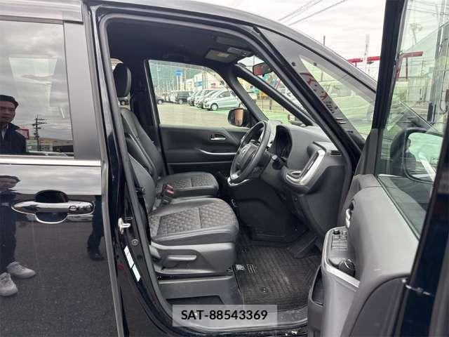Toyota VOXY 2023-09 6915101-16