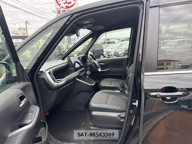 Toyota VOXY 2023-09 6915101-17