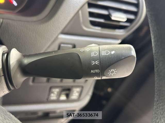Toyota VOXY 2018-04 6915172-11