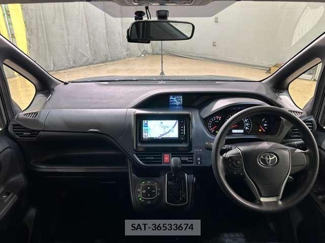 Toyota VOXY 2018-04 6915172-18