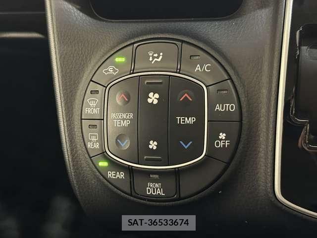 Toyota VOXY 2018-04 6915172-24
