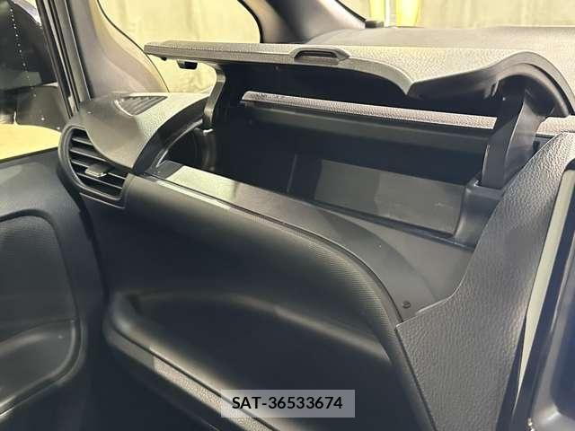 Toyota VOXY 2018-04 6915172-25